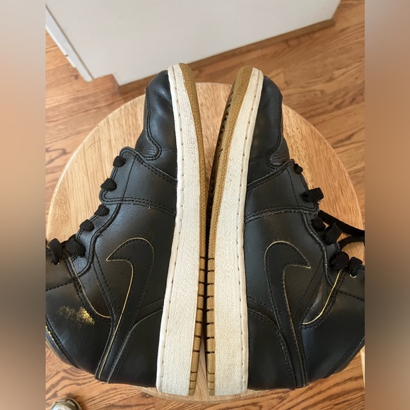 Vintage Air Jordan Retro 1 Black and gold.
Excellent condition  size 5 - Picture 10 of 10